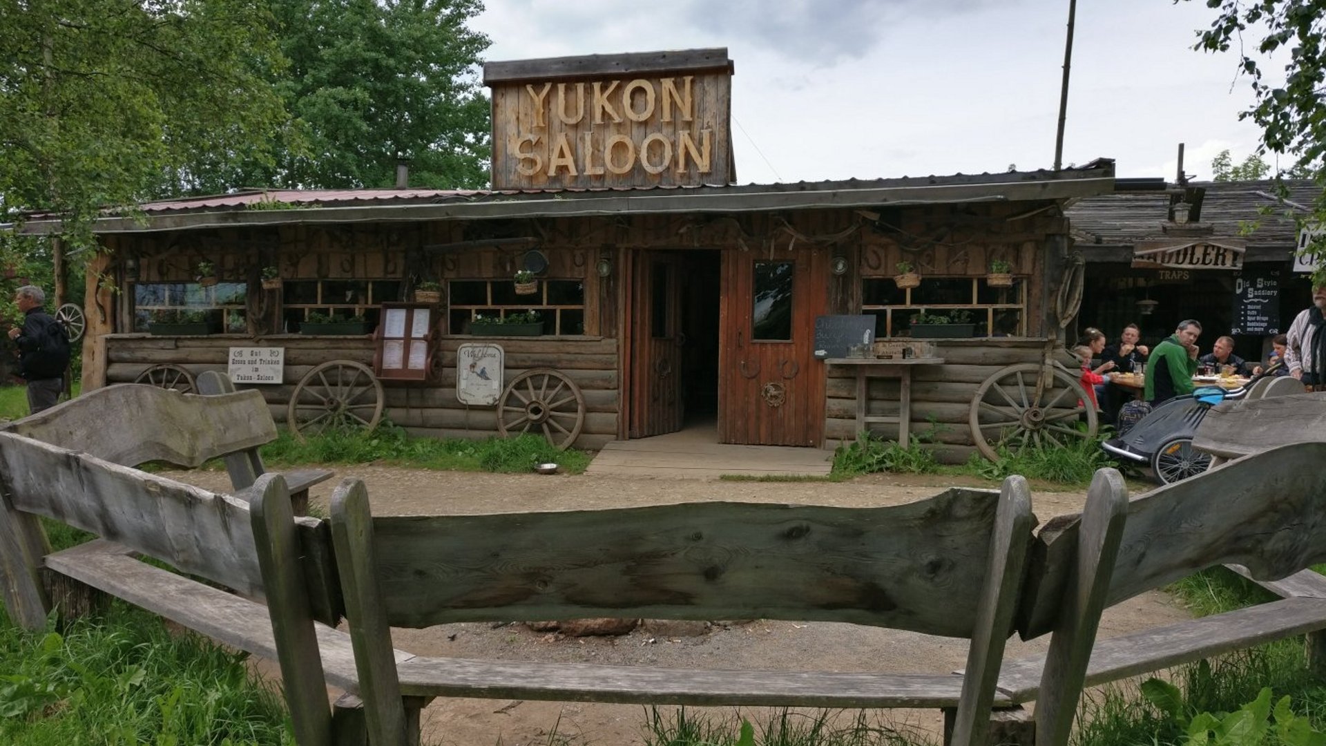 Yukon-Saloon_01